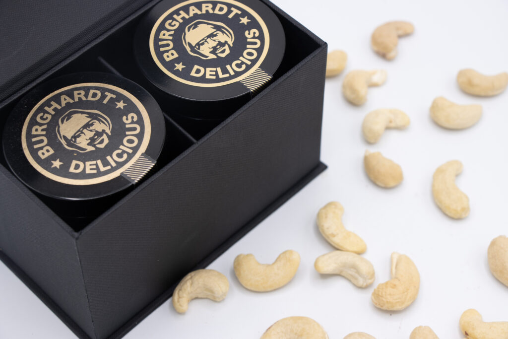 Schwarze edle Box, gefüllt mit 2 Premium Glasdosen die personalisiert werden können.