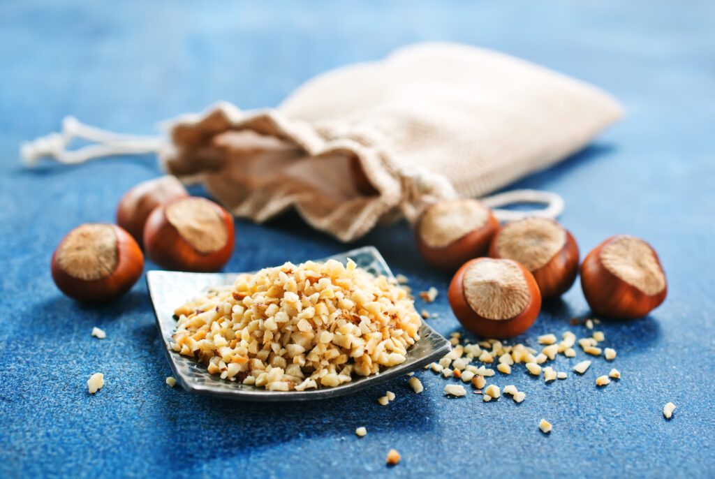 Frische Haselnüsse, klein gehackt in einer Schüssel