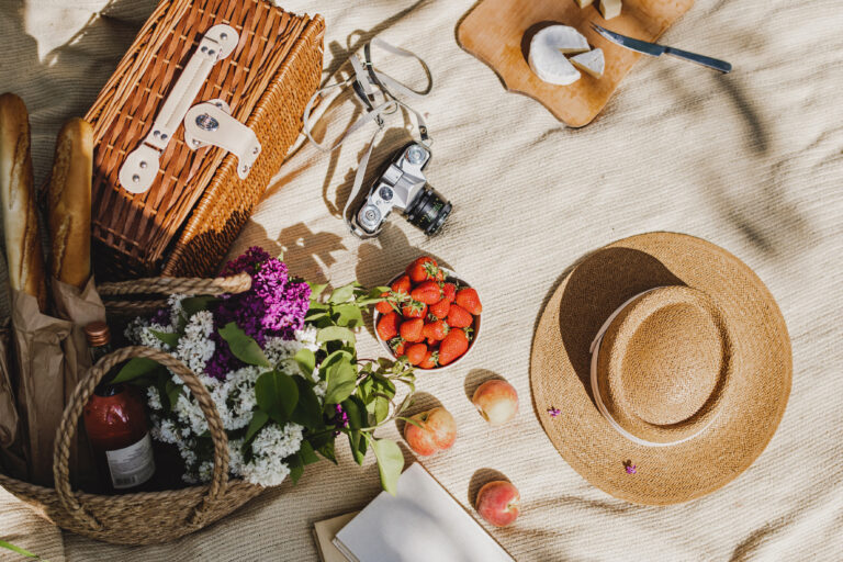 Picknickdecke im Grünen mit vielen Leckereien