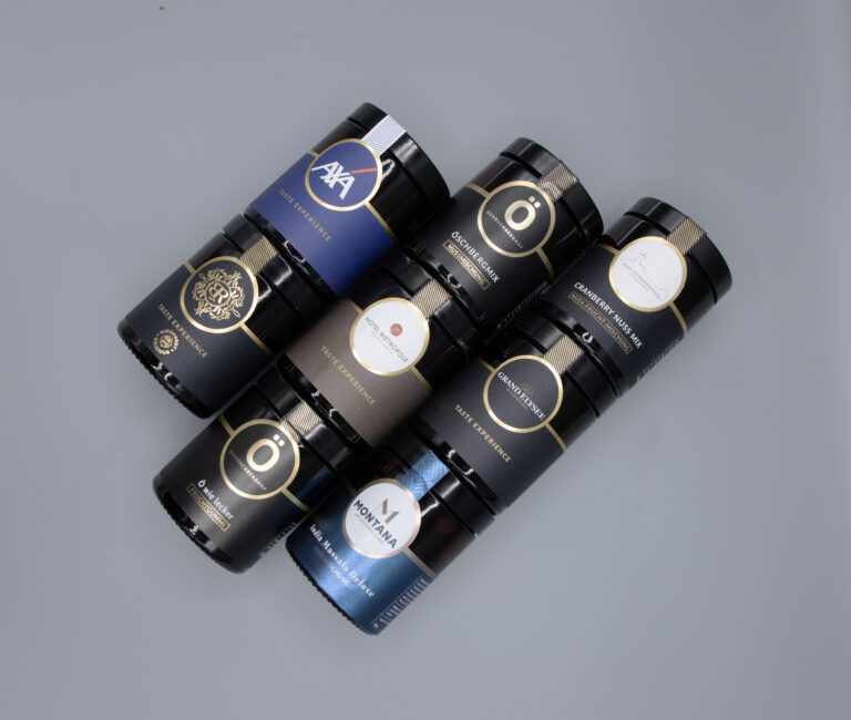 Personalisierte Glasdosen gefüllt mit Premium Nüssen und Snacks von Burghardt Delicious