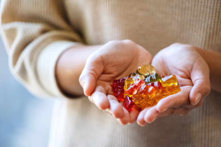 Hände halten Fruchtgummis