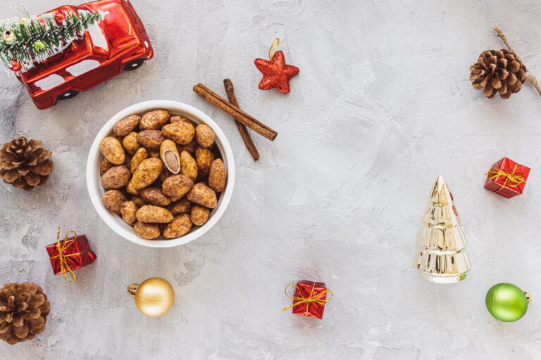 Kandierte Nüsse in einer weihnachtlichen Kulisse