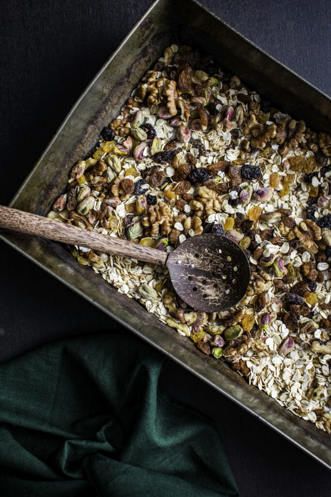 Selbstgemachtes Granola, perfekt als Weihnachtsgeschenk
