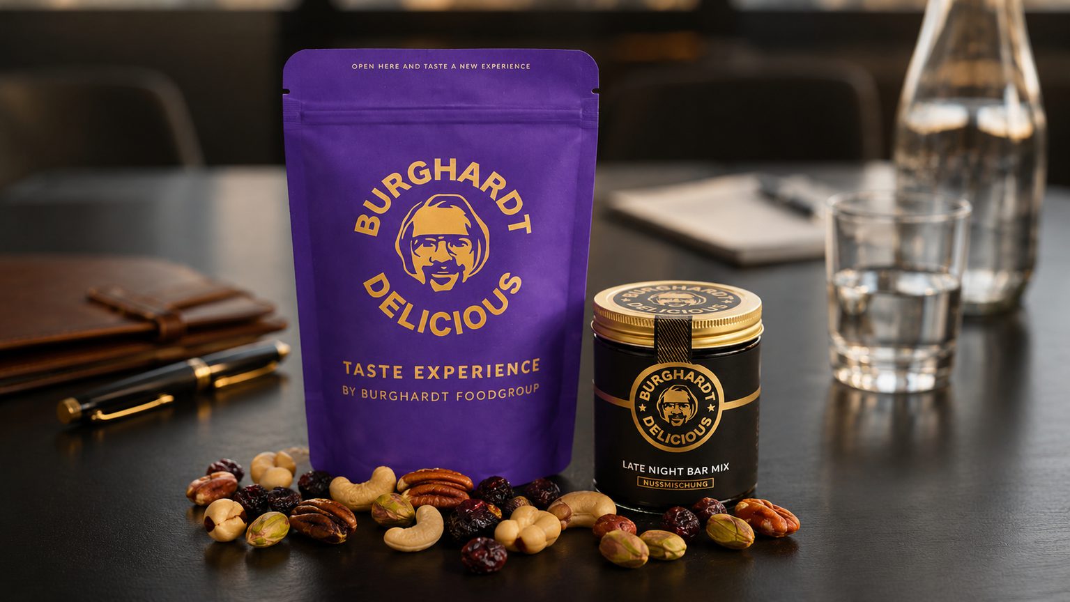 Snack-Station für die Tagungspause: Burghardt-Delicious-Pouch und Late Night Bar Mix auf einem dunklen Konferenztisch