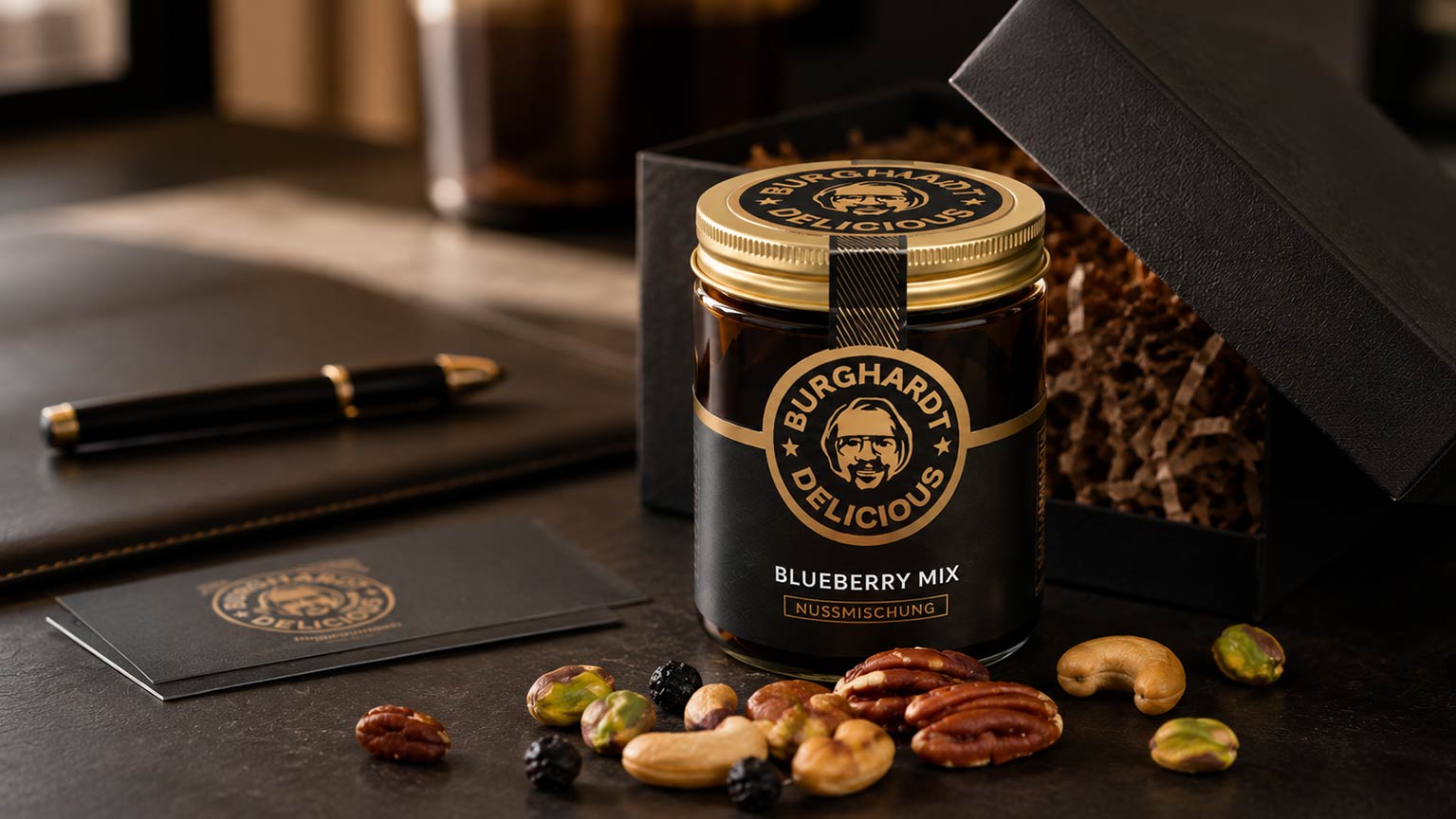 Premium-Nüsse als gebrandetes Werbegeschenk auf einem Schreibtisch